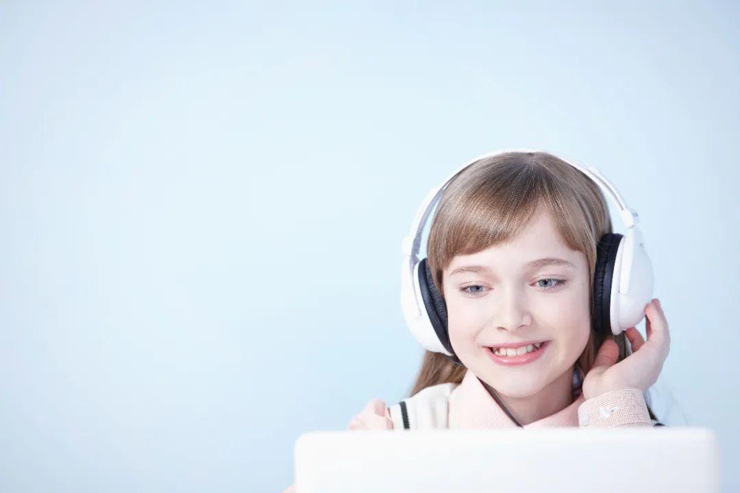 如果对孩子进行英语听力测试时,大多数孩子的听力都不能过关,也就是说