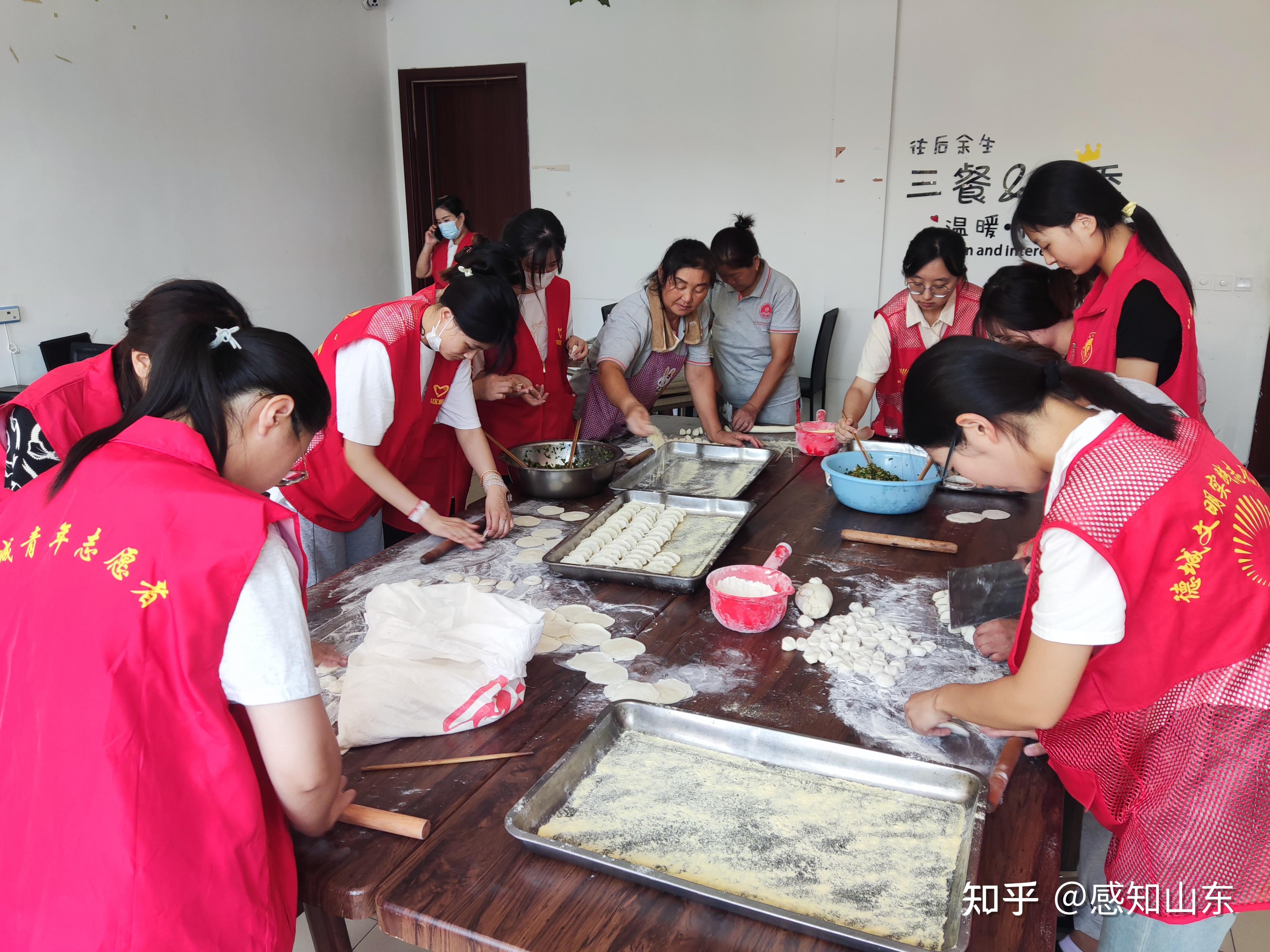 敬老院服务图片学生图片