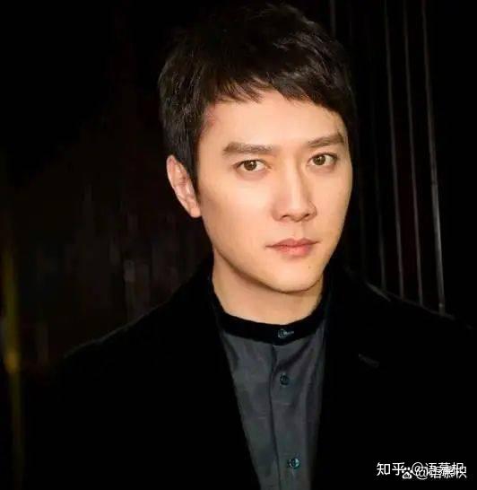 说到冯绍峰,感觉他也挺久没有新作品了,尤其是跟赵丽颖离婚之后,不少