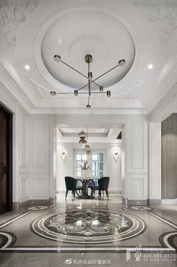 传统的法式水晶吊灯被线条更为简约的现代感吊灯取代,吊顶与拼花地砖