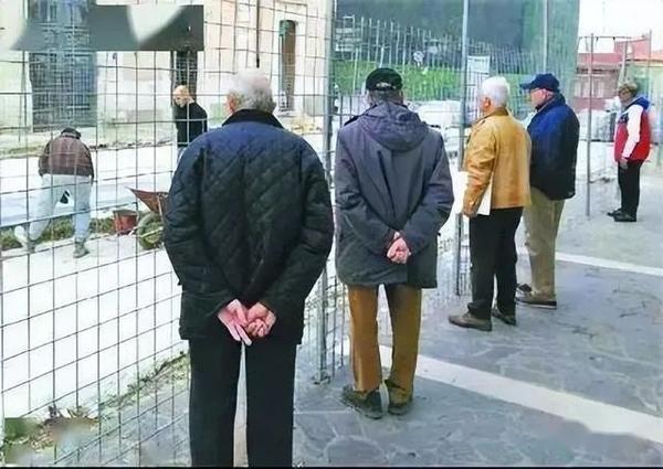 为什么很多老人都喜欢双手背在后面，年轻人却很少见？原因来了 - 知乎