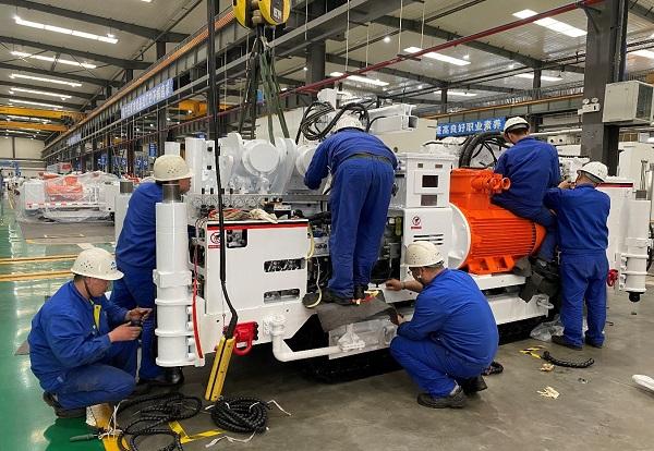 西安研究院制造中心党总支第三党支部党员突击队完成参展钻机生产任务