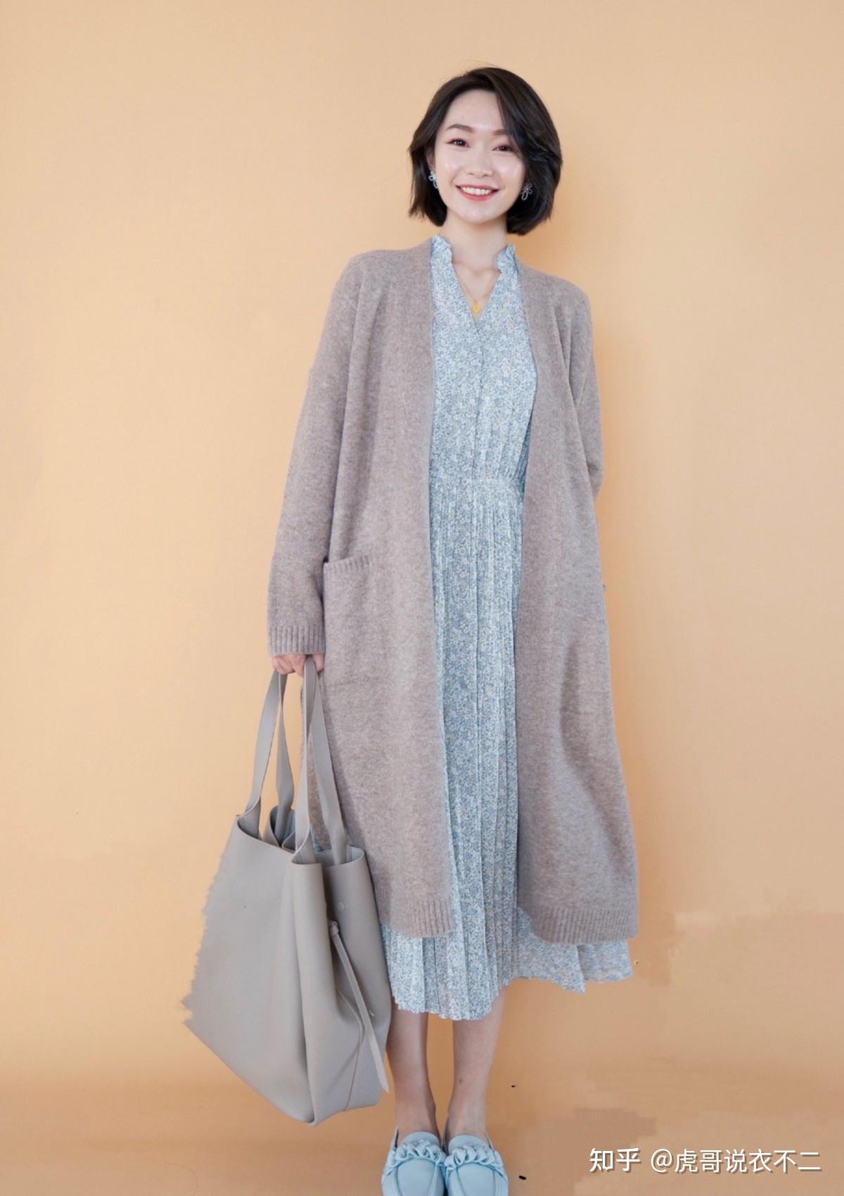 不同长度不同面料的开衫和裙子搭配在一起的时候,最终的风格也是不同