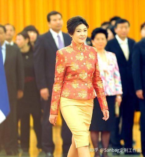 泰国前总理英拉现身针织衫搭配爱马仕手提包名媛风十足