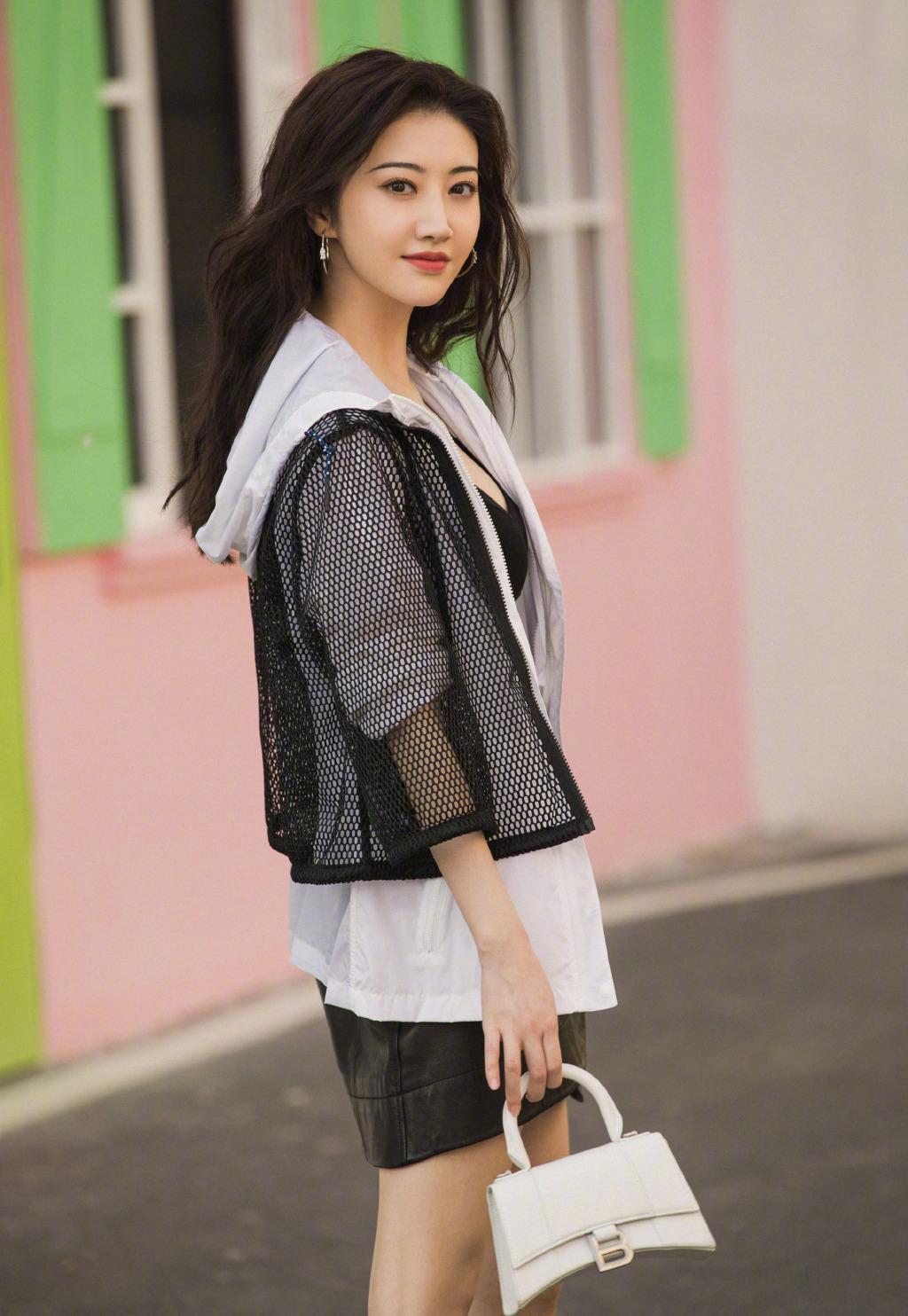 景甜街拍也这么大胆穿黑色渔网衫配皮裙秀牛奶肌更迷人了