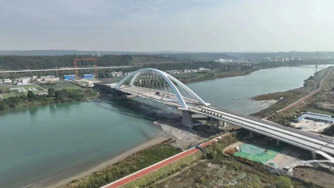 国内首座斜截面钢箱梁提篮拱桥——绵阳科技城涪江大桥主体完工