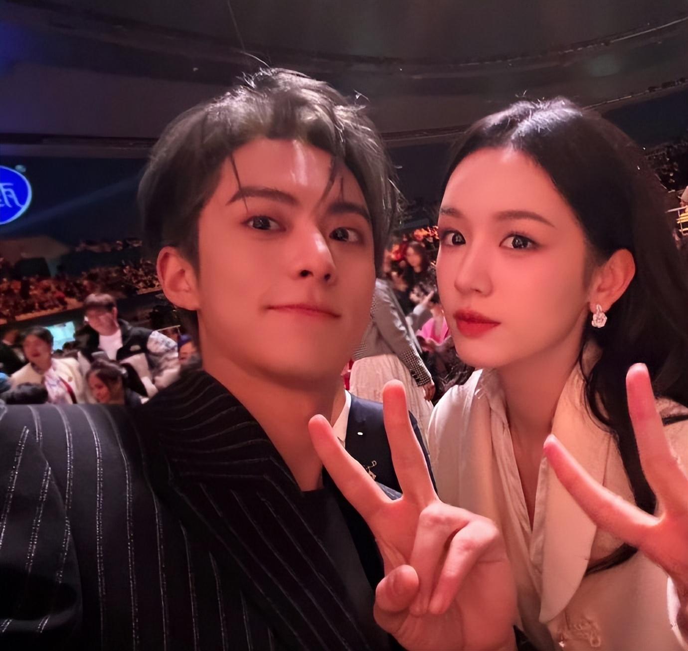 微博之夜周也携手男神天团现场合照笑容甜蜜惹尖叫