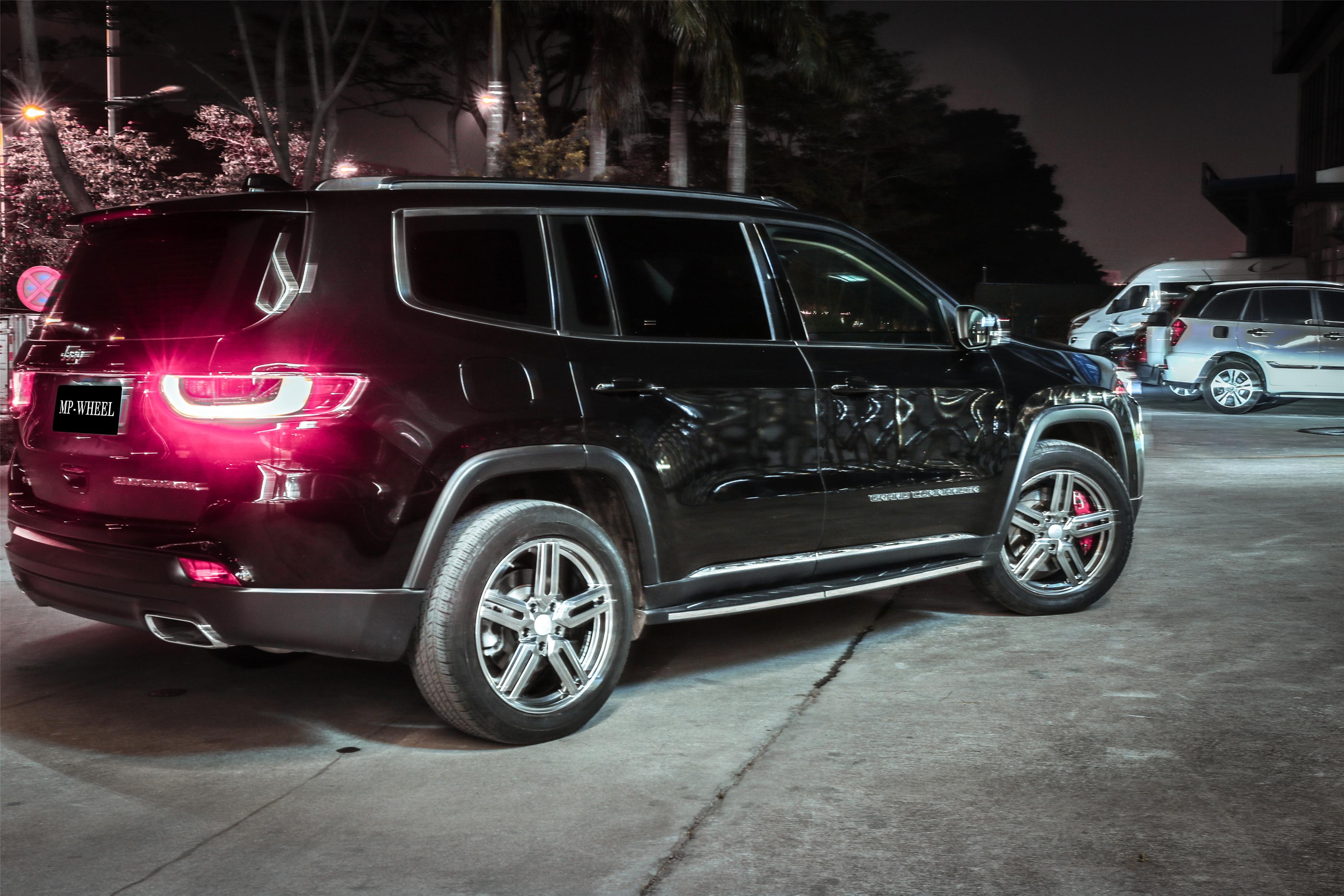 jeep给人的第一印象就是硬派越野,选择什么样的轮毂,才能搭配霸气的