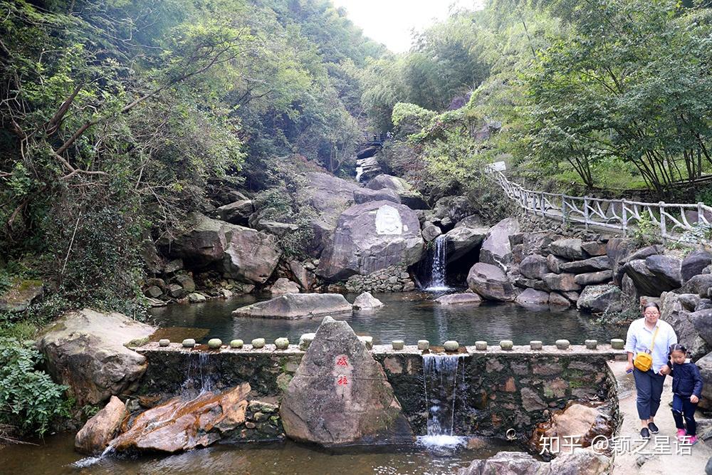 羅漢谷,位於餘姚市大嵐鎮西嶺下村到大俞村的西大線山腳下,羅漢谷的