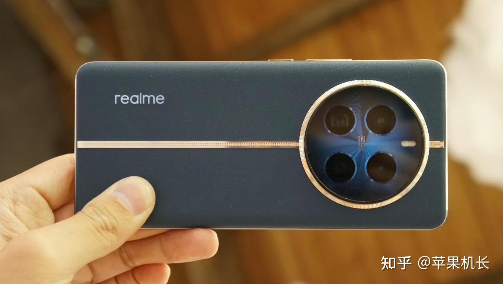 配备了一颗6400万像素的超级光影潜望长焦镜头,而且价格仅为1599元