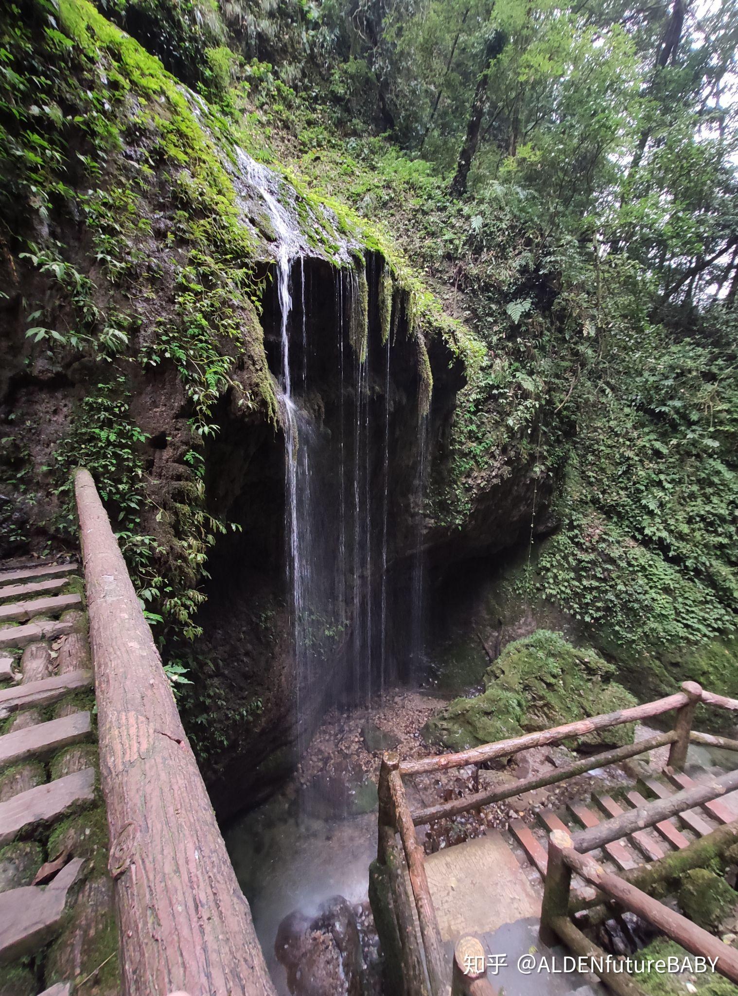 青城山龙隐峡栈道图片