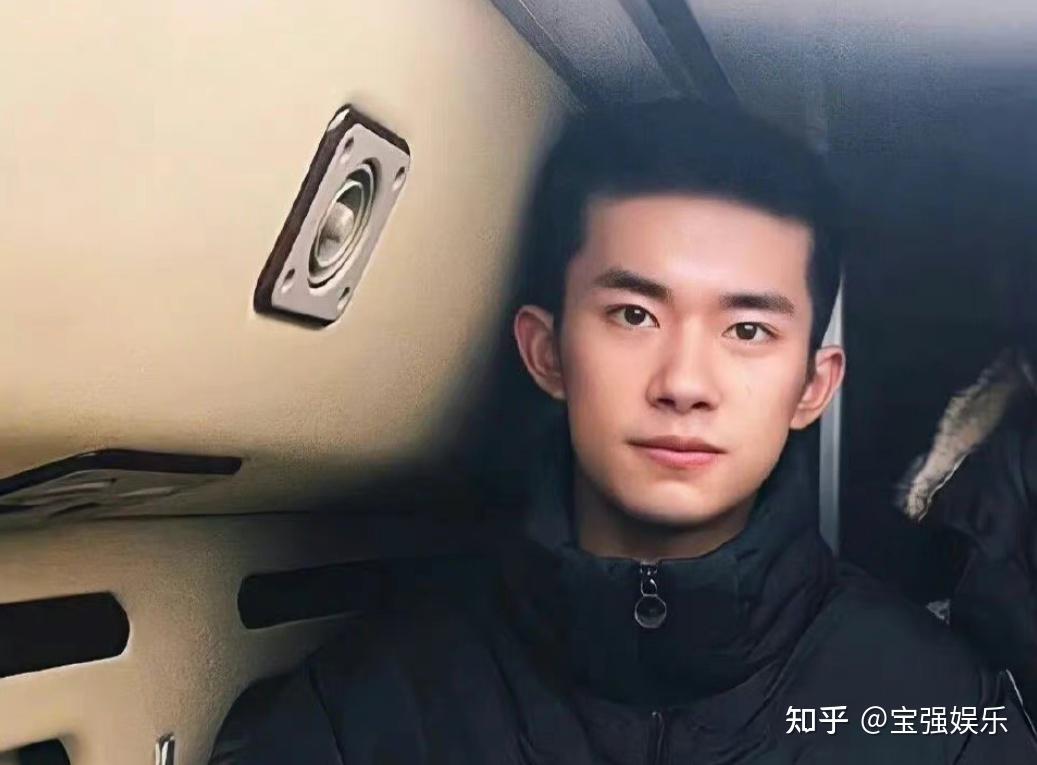 易烊千玺和同学的最新合照,一身黑色套装双手插兜,素颜也太帅 - 知乎