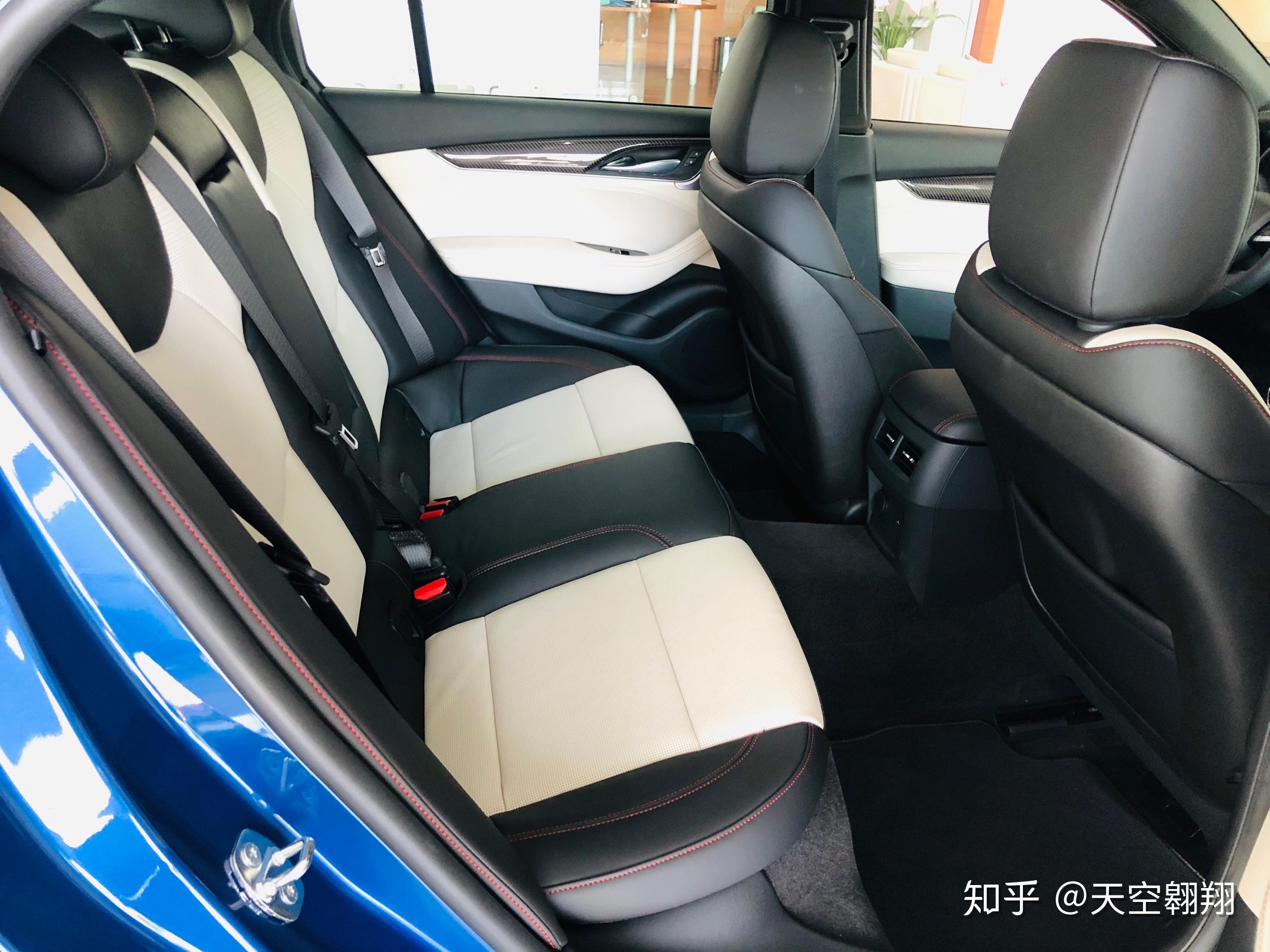 内饰风格可以说是自成一派了,时尚简洁又不失奢华颜色搭配很合理,琴键