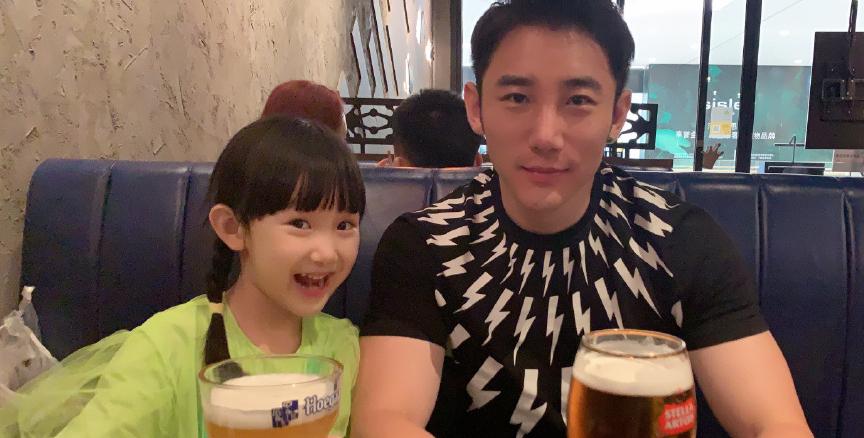 白冰女儿才6岁就这么美 皮肤跟妈妈一样白嫩 模特腿遗传了爸爸 知乎