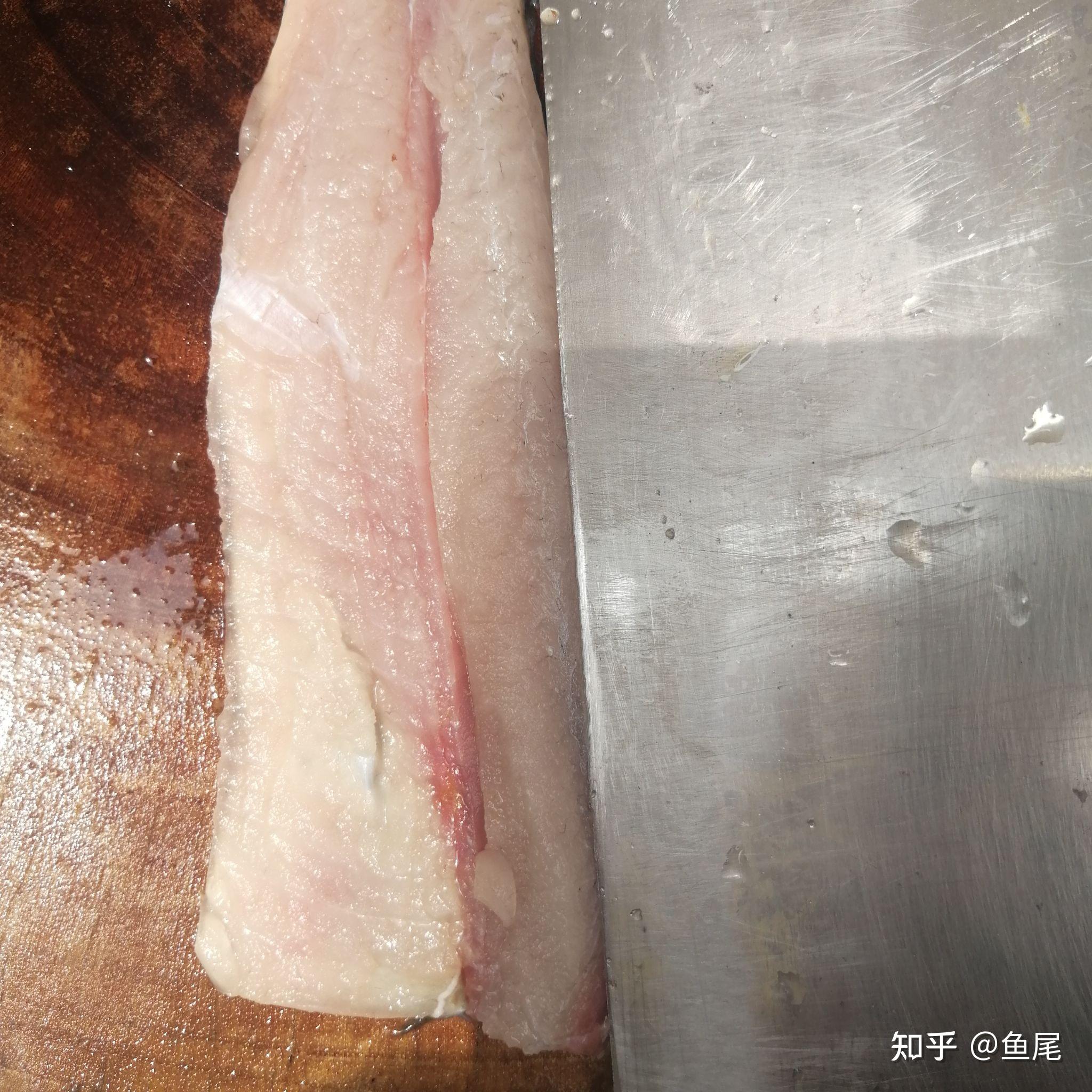 買了兩條一斤半的大鯽魚,因為魚販子殺魚手法總是太過粗魯,無奈的我