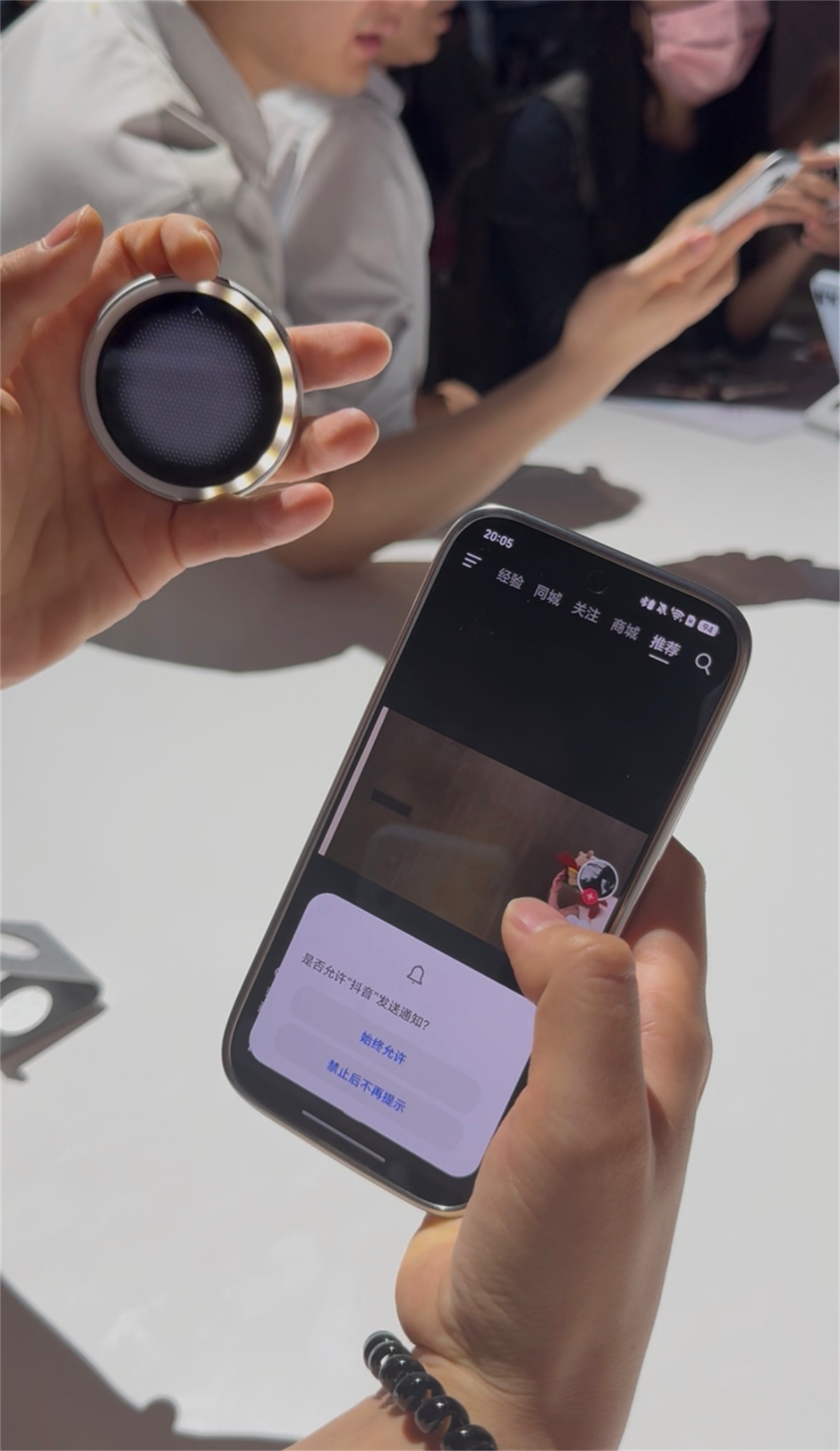 荣耀、OPPO 同步推出磁吸外置自拍屏，如何看待手机品牌发力可拆卸配件？你愿意为手机加个「副屏」吗？