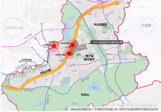 西接坪山大道,深圳地鐵14號線,中心公園;南側為燕子嶺,坪山河生態溼地