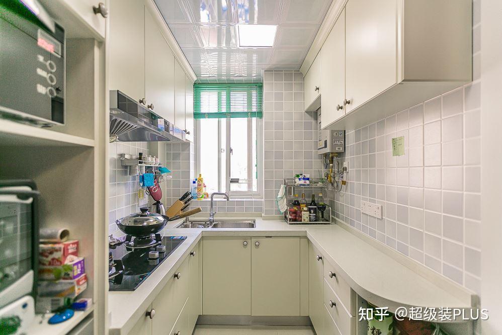 厨卫一体并且干湿分离厨房浅蓝色的小方块墙砖和白色的橱柜形成鲜明的
