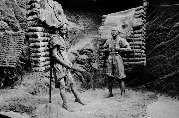 四川背夫用脚印踩出一条茶马古道