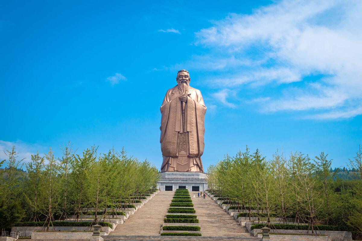 曲阜孔子像:位于山东省曲阜市尼山镇境内,背山面湖,面南而立,像高72米