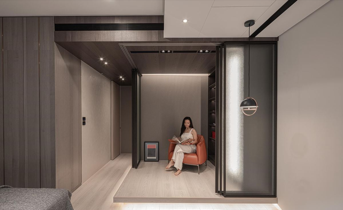 三居室设计风格:现代风主要建材:超耐磨木地板,铁艺,灰镜,镀钛金属,木