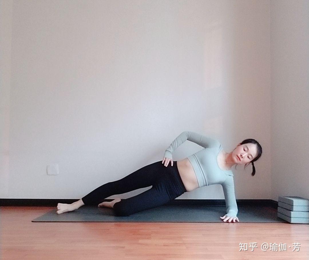 瑜伽体式精讲100讲-初级瑜伽体式第60式: 手肘侧板式