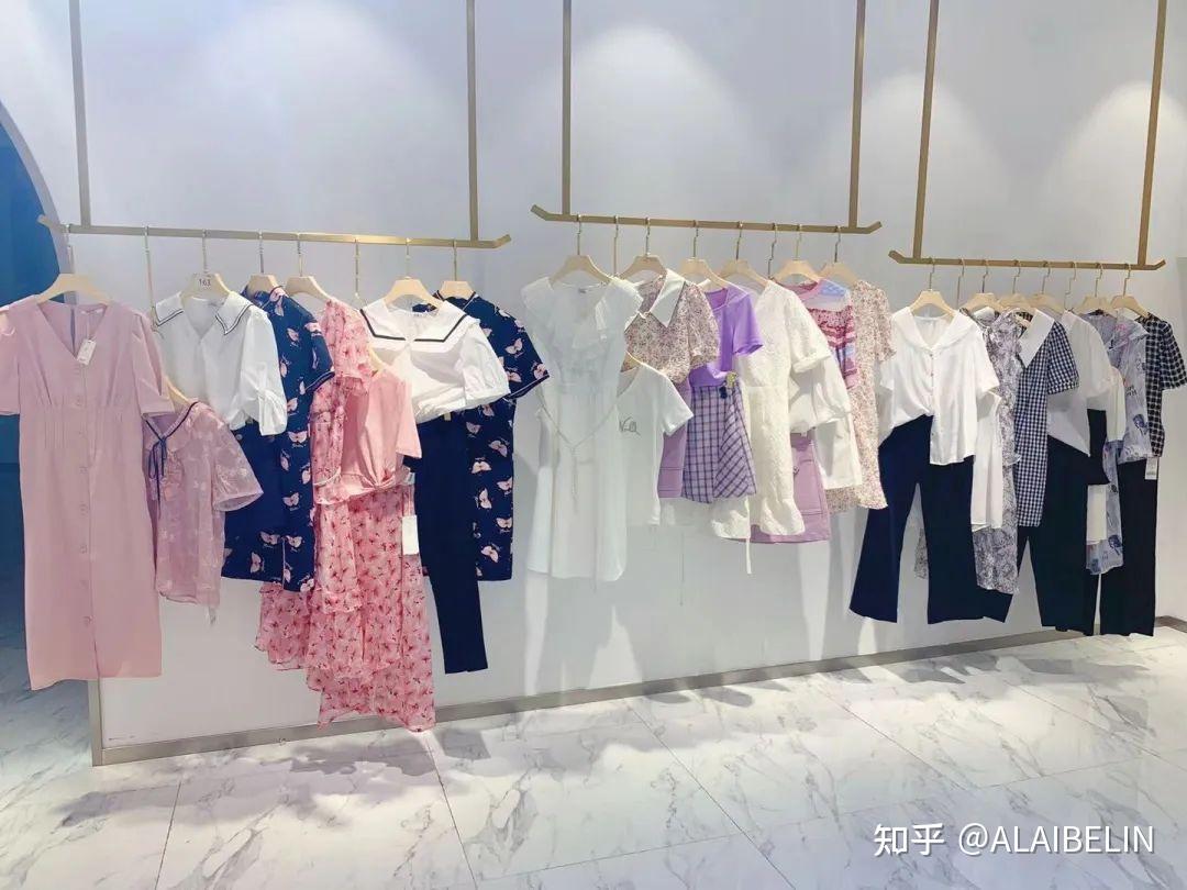 真情告白22夏品牌女装折扣桑蚕丝连衣裙衬衫t恤裤裙穿搭