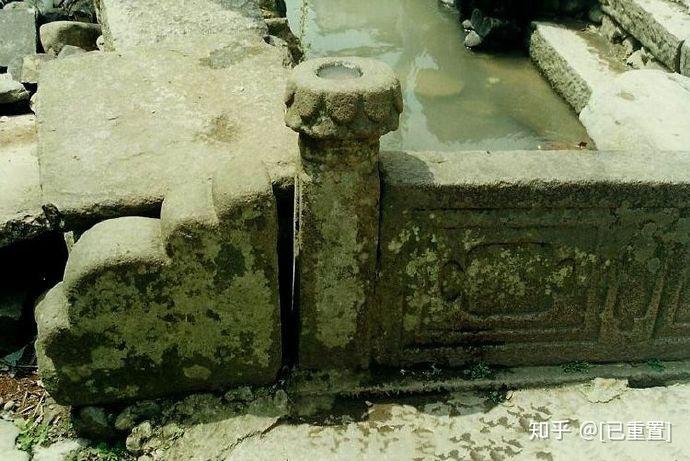 石桥梁上的抱鼓石