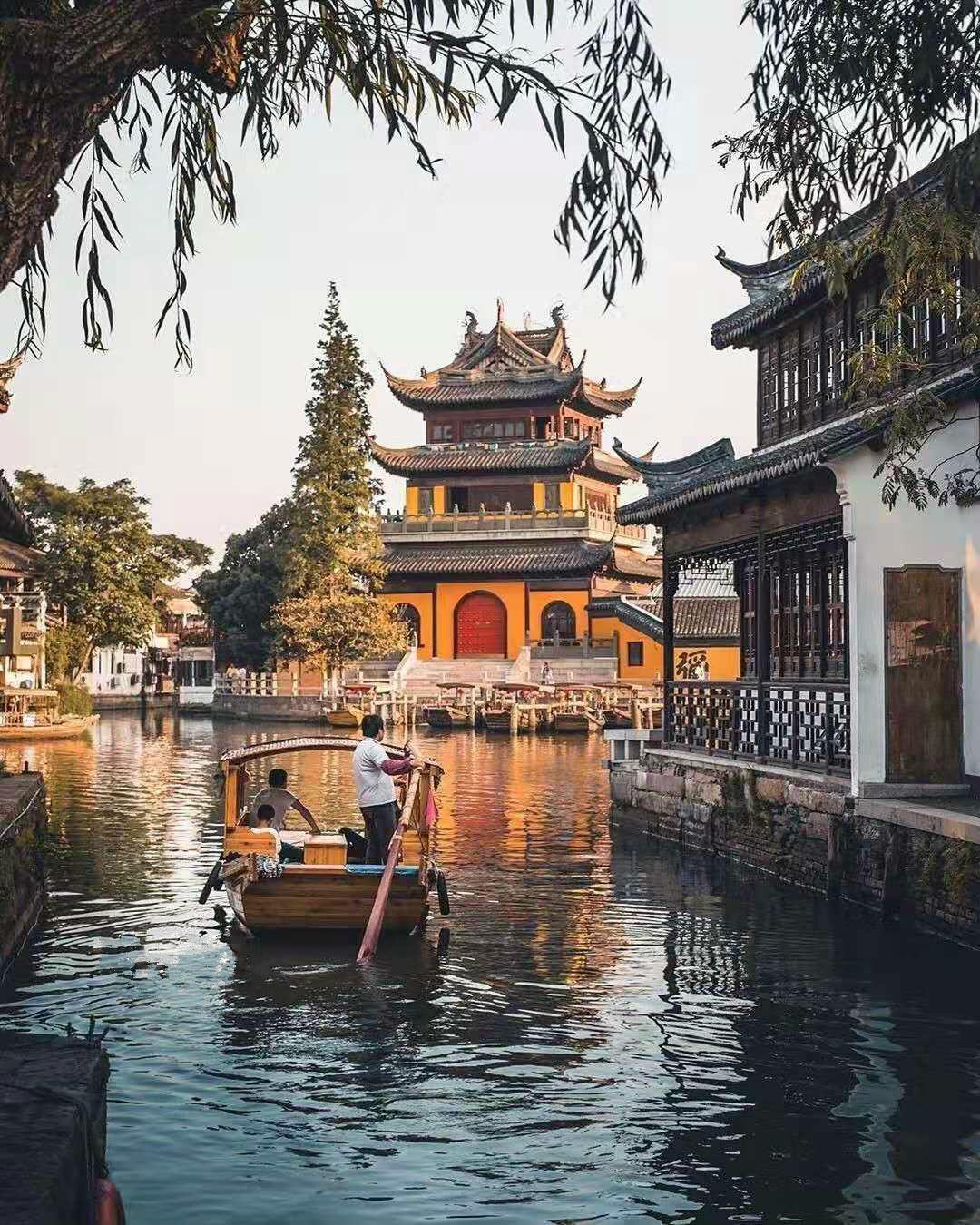 爱玩之前发现的就是距离上海不远的一个小镇——朱家角,景色炒鸡美