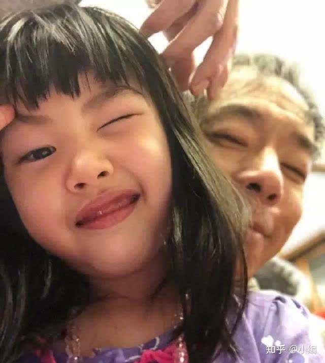 被媒体曝光,很多人在看到她闺女的时候忍不住称赞这是小"紫霞仙子"