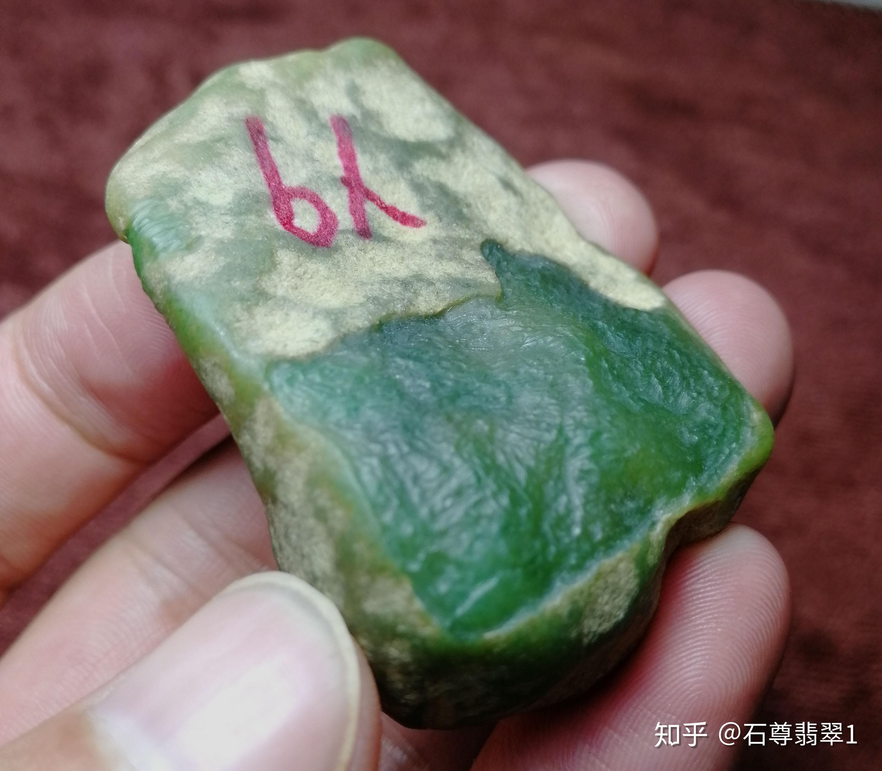 今天给大家带来一块大马坎黄加绿的料子,这块大马坎是半山半水的料子