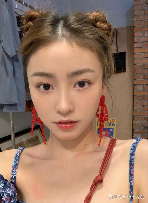 虽然双眼皮形状有五种,但亚洲女生更适合扇形双眼皮.