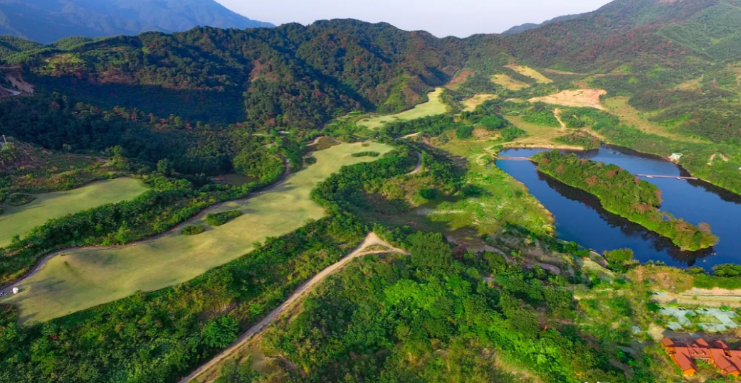 坐拥山水邂逅欧洲风情小镇,三面环山内拥湖泊,氧气感十足的度假体验