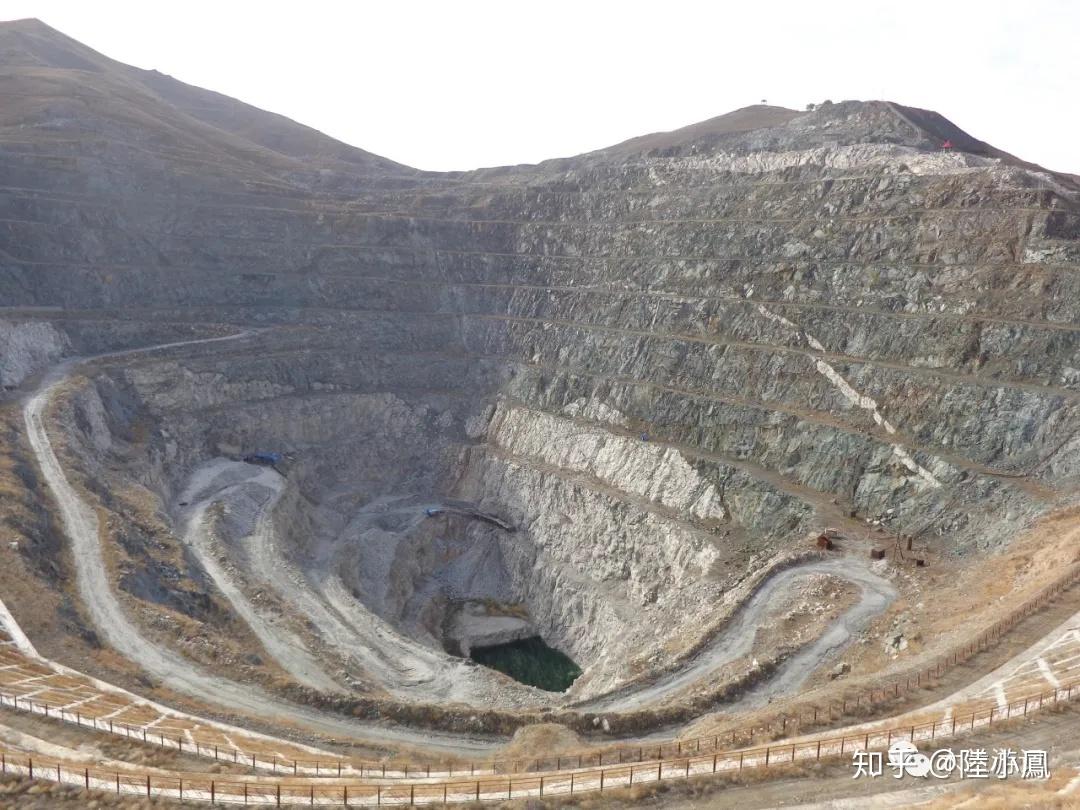 北疆风光之神秘的三号矿坑