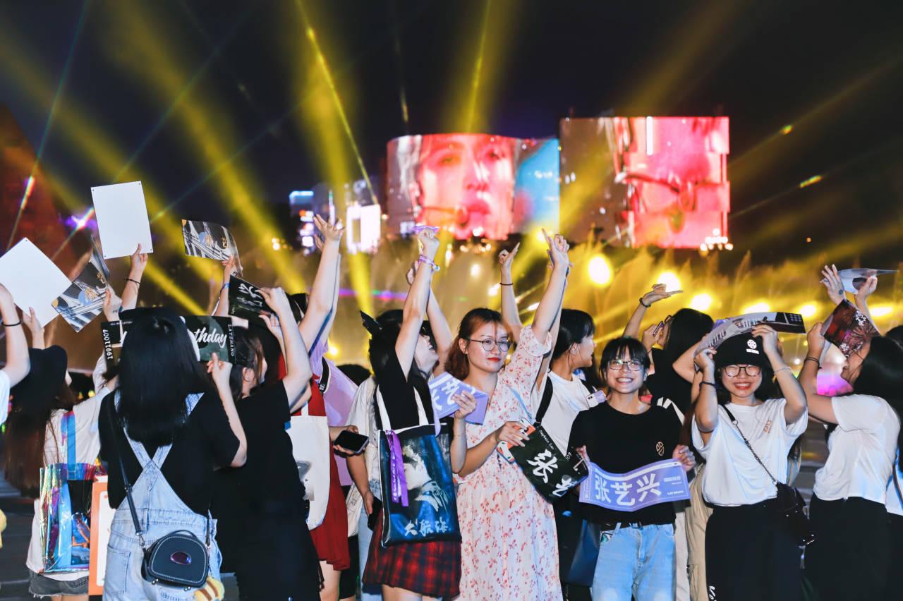 张艺兴生日登上世界趋势第一地标马克无人机硬核应援追星族又酸了