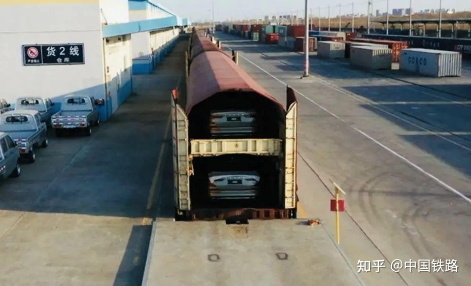 这一节节红色车厢就是小汽车的专属车厢,小汽车运输专用车包括jsq5,j