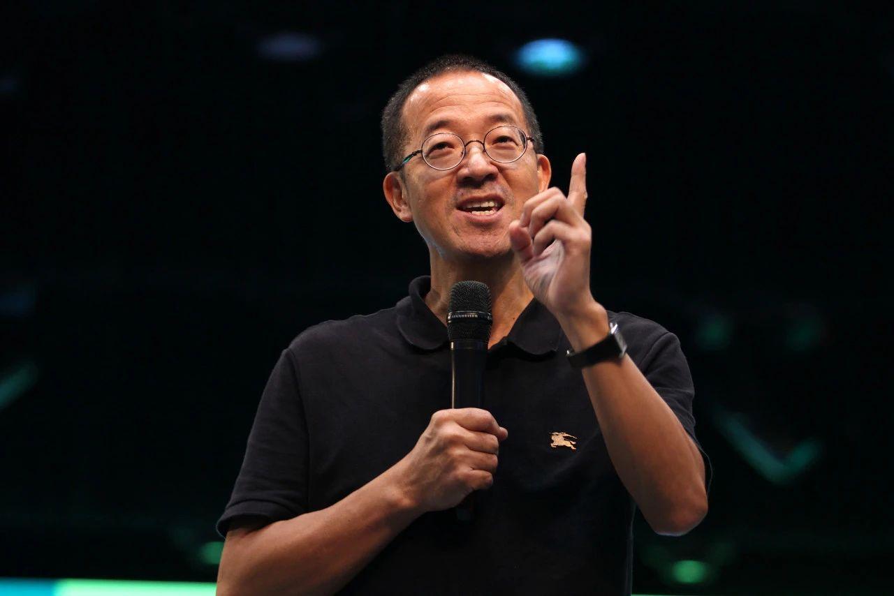 俞敏洪認為團隊精神非常重要,指「新東方還能做出成績的重要原因是團隊成員沒散,魂沒散,有人在,就好辦。」