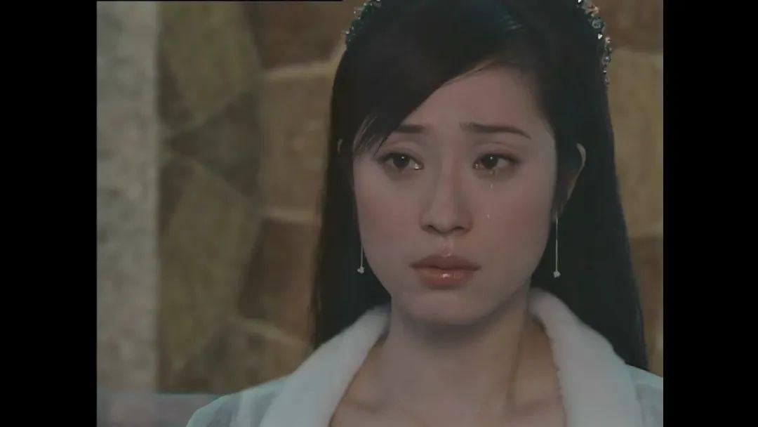 比如,《水月洞天》里的尹天雪;很多人对于童年女神的记忆,都是从古装