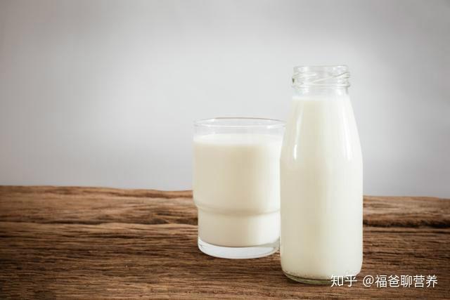 尿酸高有痛风的人能不能喝牛奶？营养师：可以，说不定还能降尿酸