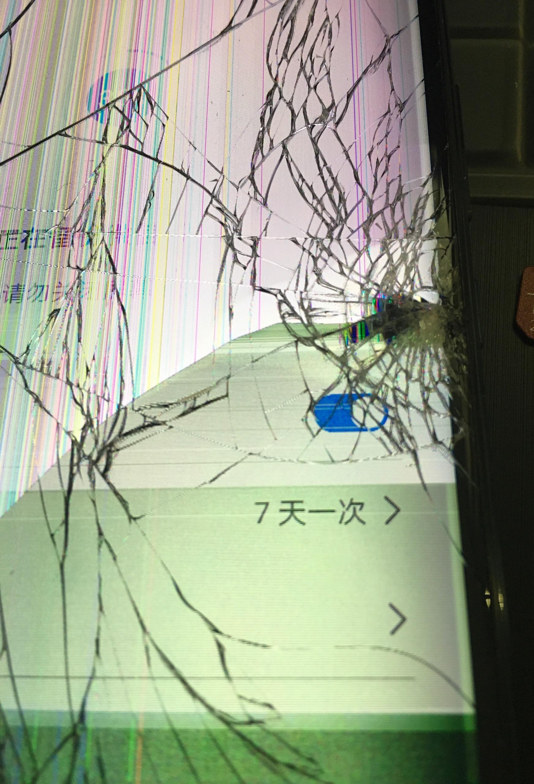 iphone11摔烂图片,iphone11碎屏图片,苹果11首碎图片_大山谷图库