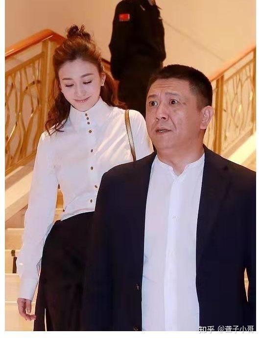 李小冉老公罕露面,一身正装太有霸总气,她甜美扎发还像是热恋期