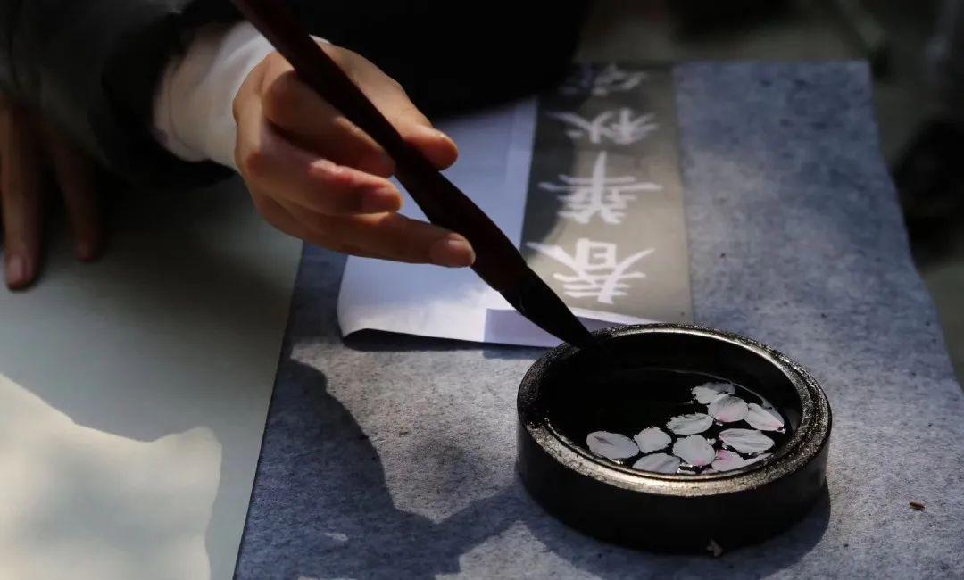 执笔承传统学生挥毫题校牌值得点赞