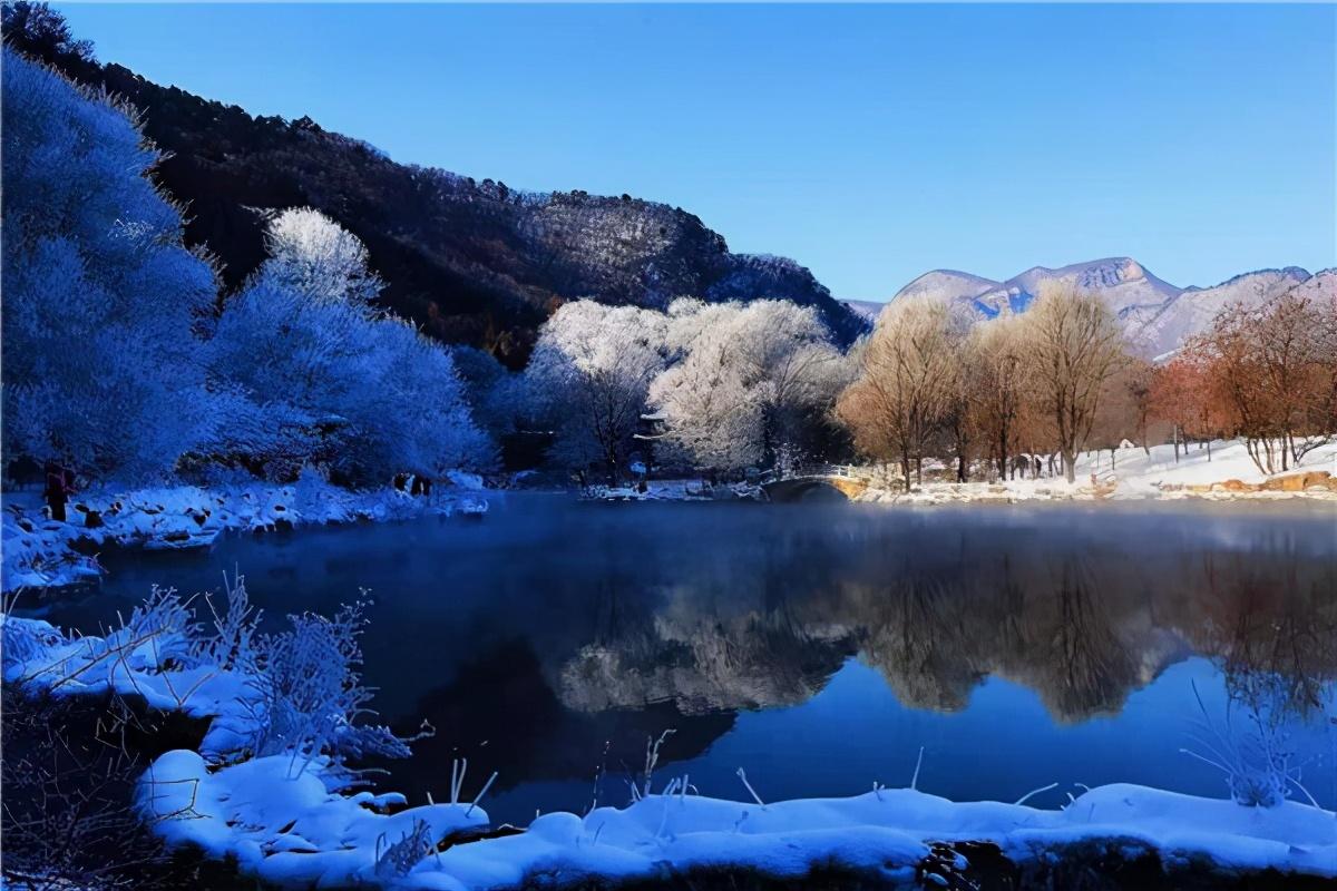 冬季的本溪水洞,能够夜看雾,晨看挂,待到近午看落花,不同时段可以