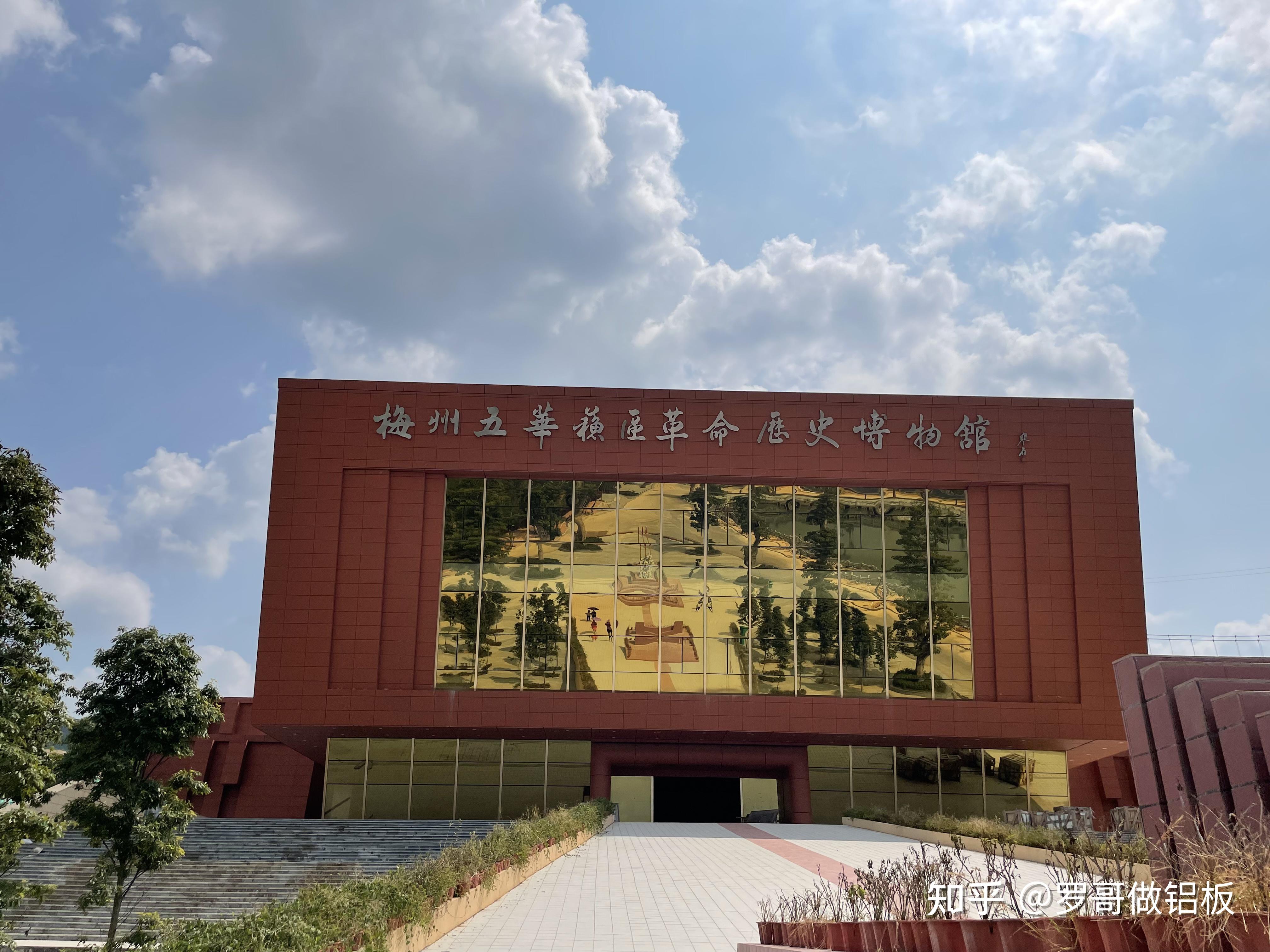 其中梅州市五华县梅林镇南沣养生养老生态园的博物馆外墙就是使用了大