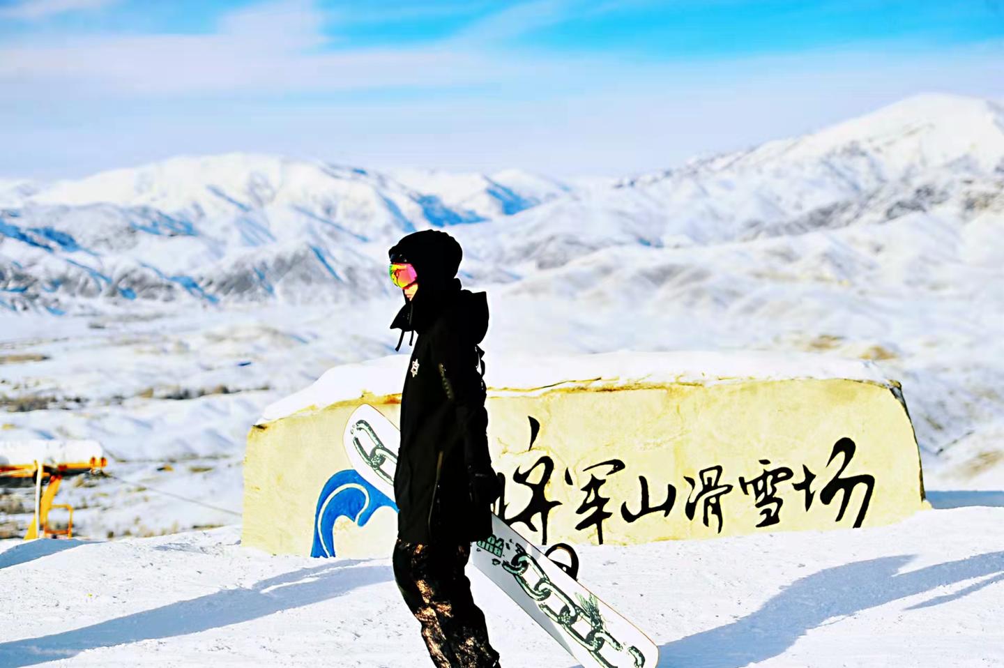 新疆阿勒泰：千人古老毛皮滑雪共庆冰雪狂欢__凤凰网