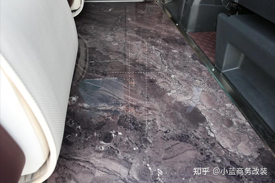 大理石地板,兼顾以上各种优点,它的纹路是天然纹路,花纹也比较多,视觉