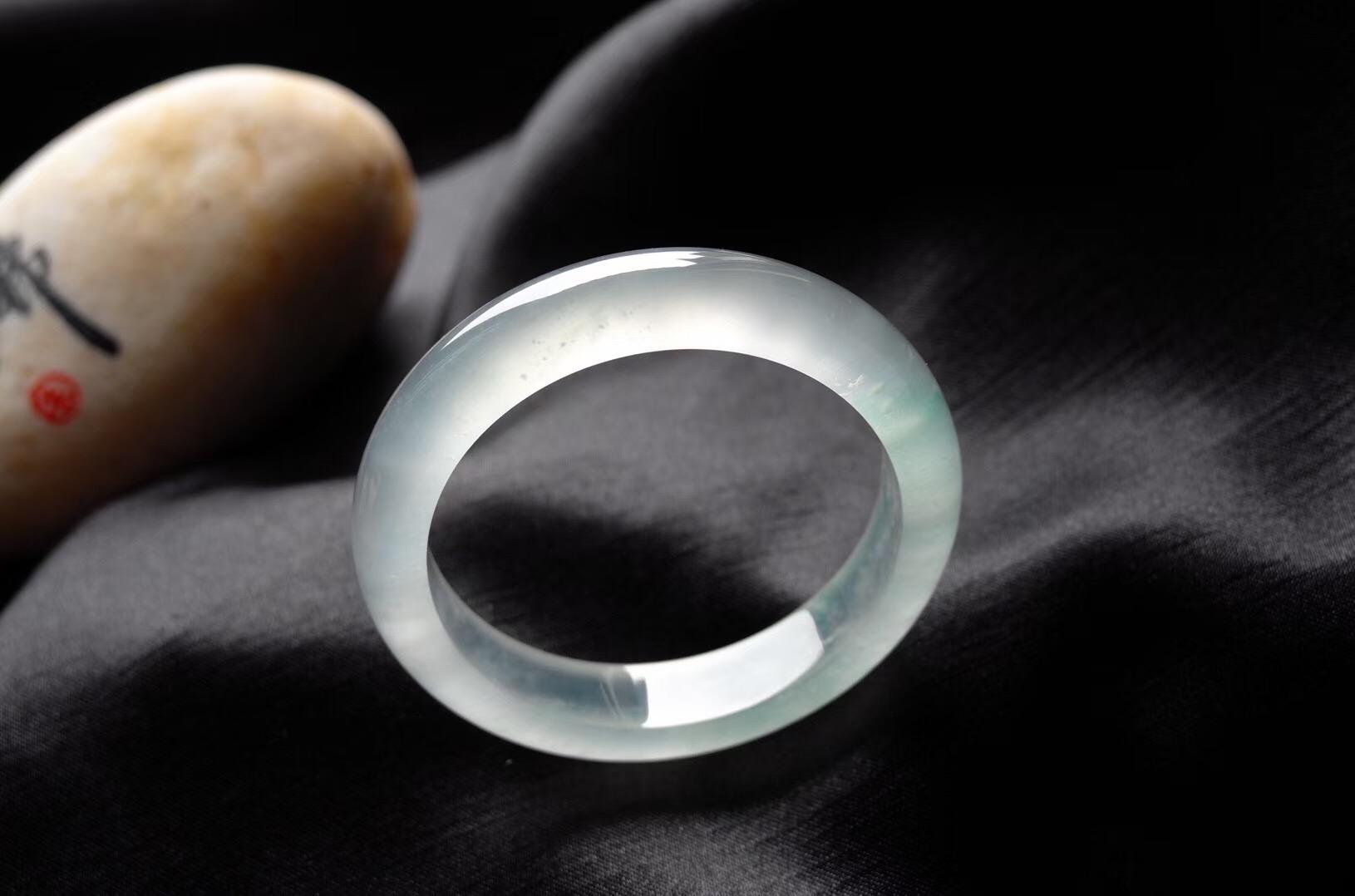 选翡翠手镯你是看种水还是看颜色