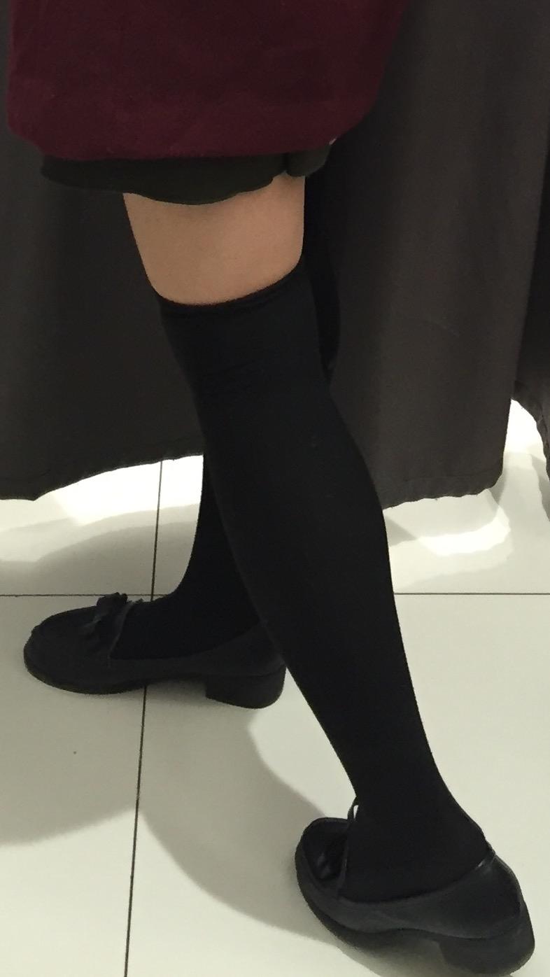 男生穿黑色袜子穿裙子图片