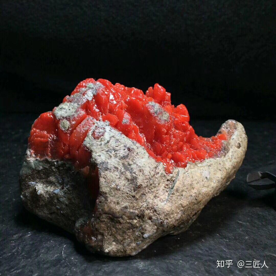 是因为保山南红在母岩当中玄武岩黑母岩当中一直跟玄武岩结合在一起的