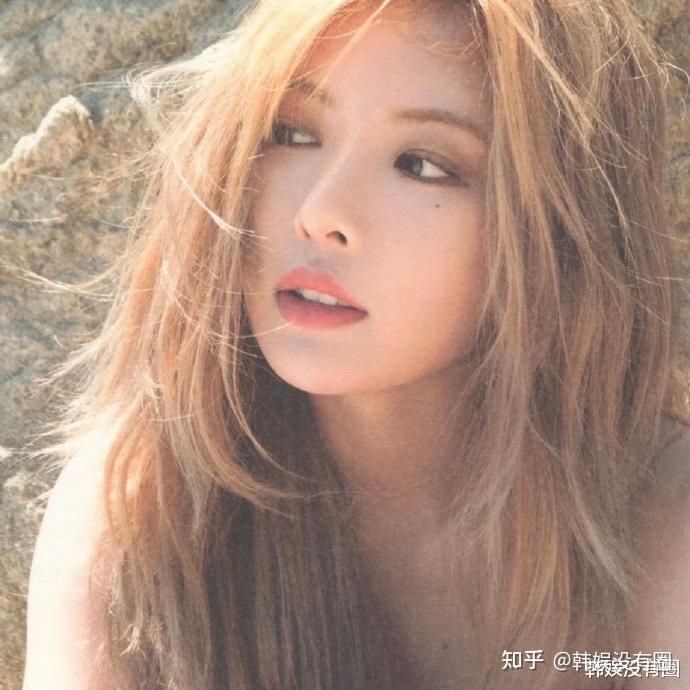 照片中的泫雅以一头略带凌乱的金色长发出镜,画着精致而不夸张的妆容